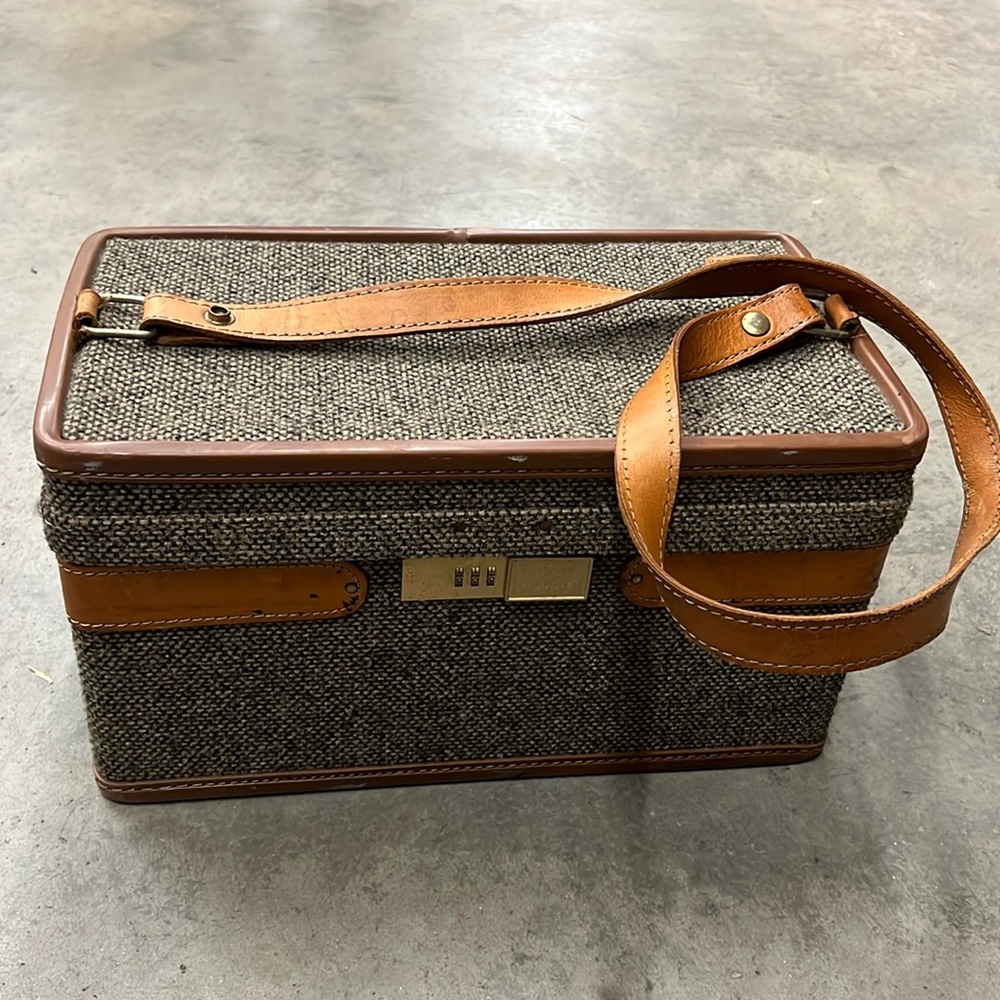 Vintage Hartmann luggage cosmetic toiletry carrier